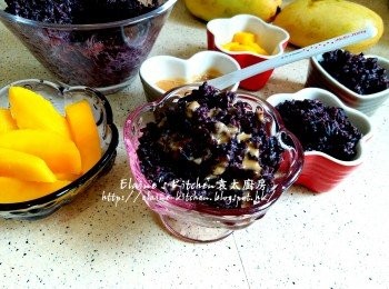 step12: 將黑糯米飯放上碟 ,  淋上椰糖汁 , 食時用芒果肉拌食即可