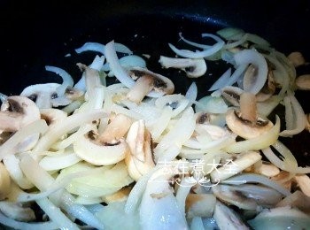 step7: 再下磨菇一同炒至軟身