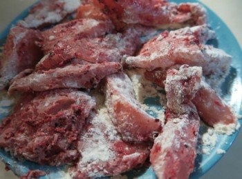 step2: 沾上麵粉待返潮.少許油中小火放入平底鍋煎至全熟