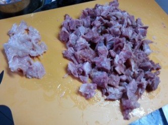 step5: 切掉白色的筋棄用，肉切粒狀