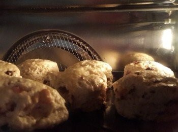 step4: 烤箱預熱10分上下火180度 入烤箱前將壓模好的司康抹上蛋液~烤約30分即可