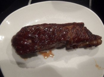 step8: 【先煎後烤】這兩個步驟是為了要讓牛排的風味更完整。煎,讓肉質表面急速加熱,鎖住原味。烤,讓均勻的高溫透出豐富的肉汁。烤好後取出牛排靜置5-8分鐘,可以讓肉汁分佈更均勻及美味。