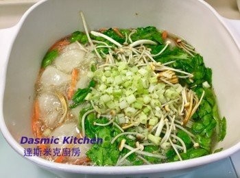 step6: 起鍋前，灑入芹菜末及調味料拌勻 (有油蔥酥者在此步驟加入!)
