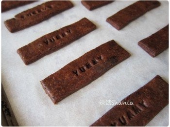 step5: 刻上自己喜歡的字, 烤箱180度預熱完畢後, 烤約12-15分鐘 就完成囉！