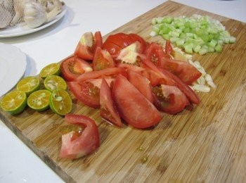 step2: 番茄切成1cm寬度、西洋芹切成小丁備用。