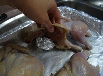 step6: ** 我發覺雞開邊後不夠挺， 我在每份雞下放了錫紙球承托