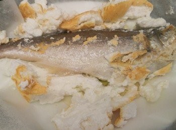 step9: 再用中火焗10分鐘,打開蓋撥走蛋白鹽和不要魚皮。