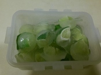 step3: 待結冰後一個一個拿下放入保鮮盒保存