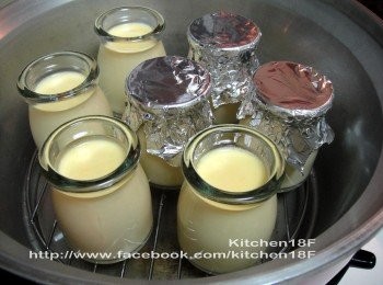 step6: 【蒸】取一電鍋，外鍋倒進 量米杯(刻度8)的水量，擺進蒸架，放上已裝布丁液的保羅瓶，瓶口均需用錫箔紙包好，防止水蒸氣滑落，造成布丁坑洞。