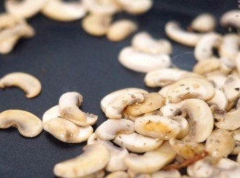 step3: 原鑊加入蘑菇炒至金黃色，加入香草調味，盛起。