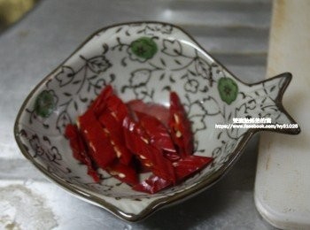 step7: 辣椒也切成小段備用[用量可依個人口感增減]