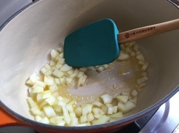 step3: 鍋子加熱，中細火加入洋蔥粒快炒約2-3分鐘至洋蔥透明及軟身
