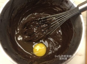 step3: 將巧克力切碎，微波融化成液狀，加入奶油奶酪糊中拌勻，再分次加入雞蛋拌勻