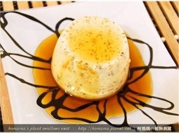 step4: 接著隨意將熱的黑咖啡，直接澆淋在黑木耳雪綿酪上。