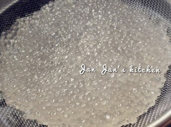 step1: 煮西米最好用高身鍋，多點水才容易煮。
水滾放入西米，不時搞拌，煮十分鐘見西米剩下白點，熄火加蓋焗10分鐘，若仍然有白點，開火煮滾再熄火焗至全熟。盛起沖冷水隔乾備用。