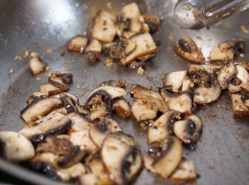 step2: 燒熱鑊，加入無鹽牛油，用小火把蒜蓉爆香，然後加入蘑菇片、鹽和黑椒碎，轉中大火炒至深啡色，盛起備用。