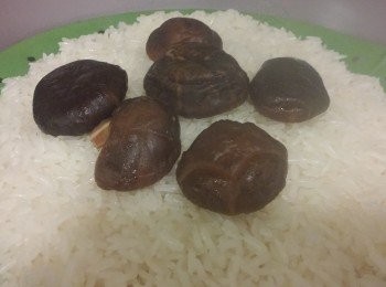 step2: 冬菇和臘腸先汆下水備用,糯米蒸咗15分鐘將冬菇放在飯面蒸同時灑少許浸蝦水在飯面,順便加少許熱水在煲裏防乾水。