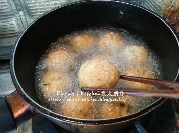 step7: 10分鐘將鯪魚球放回鑊中轉用中火慢慢炸至金黃色即可