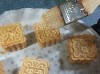 step11: B6-光波爐預熱250c5分鍾,轉160c用底架焗5分鍾,取出掃蛋漿2次(只掃花紋部份)