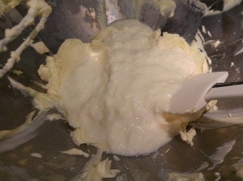 step3: 忌廉芝士用熱水座熱, 再用攪拌器打成cream(無粒粒), 之後加入純乳酪, 糖和檸檬汁, 再用攪拌器攪混。