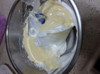 step8: 之後，再將旦黃面糊全部加入旦白霜內，同樣以切拌法輕手混合，至面糊無粒粒為止，但切勿過度混合令旦白霜消泡。