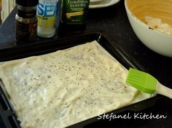 step4: 4A) 把薄膜舖在焗盤上，洒上少許鹽及芝士，然後重複再做多一片薄膜放在上，塗上橄欖油
4B) 焗爐預熱200度焗15分鐘即成，要趁熱吃啊！