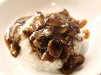 step4: 太白粉加水拌勻 加入鍋內混合，小火燉至醬汁濃稠.