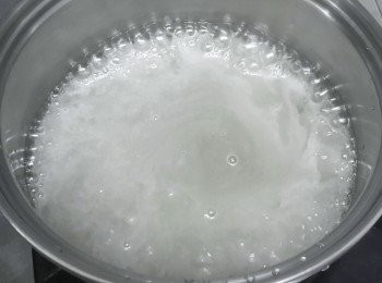 step2: 用100毫升水煮糖，煮至完全溶化，然後下麥芽糖拌勻