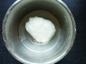 step1: 製作<span class="group_1">自製年糕</span>。將所有食材混合後揉成團