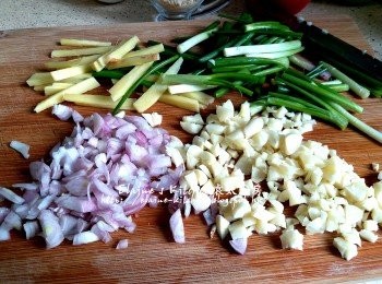 step2: 薑去皮切幼條 , 蔥切段 , 蒜頭 , 乾蔥頭分別去衣切粒
