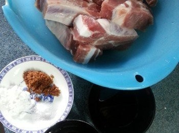 step1: 金沙骨解凍洗淨後,用醃金沙骨料醃30分鐘以上待入味