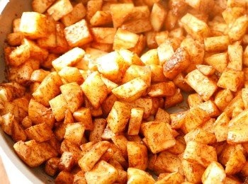 step7: 下肉桂粉後炒5分鐘。