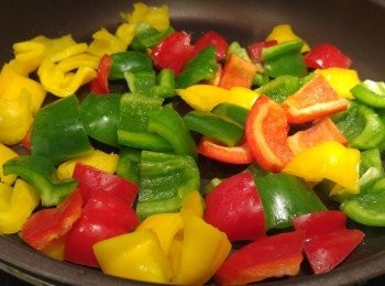 step3: 先用油炒熟三色椒備用。