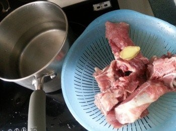 step1: 豬尾骨用2片薑出水3分鐘洗淨