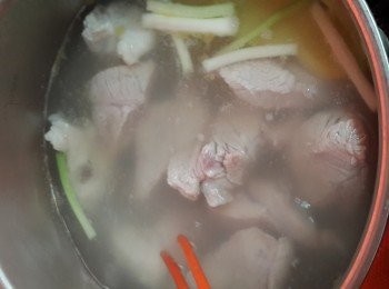 step3: <a href="https://bit.ly/3ANJVUp" target="_blank" data-keyword="豬展" class="guide-link"><strong>豬展</strong></a> <span style="display:inline-block;vertical-align:middle;margin-top:-3px;color:initial;border-radius:3px;padding:2px 3px;font-size:12px;line-height:14px;background:#87d300;color:#fff;">即買</span> 肉洗淨，切塊，倒入原鍋中出肉3分鐘，撈起再洗淨