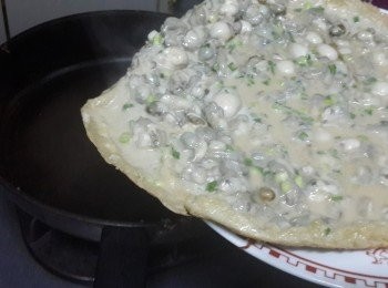 step8: 慢慢將蠔仔餅平倒到平底的碟，然後倒扣碟