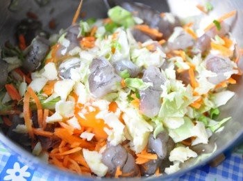 step1: 將白蝦處理並略切段，與高麗菜絲、紅蘿蔔絲、乳酪絲、雞蛋放入拌盆中