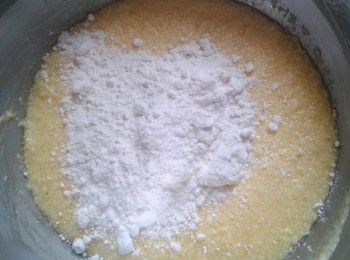 step3: 篩入低筋麵粉，用橡皮刮刀拌勻 將粉漿靜止15分鐘