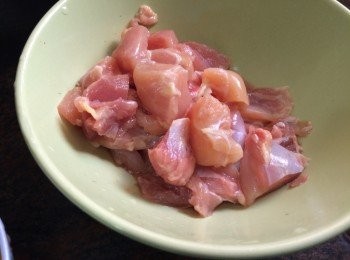 step3: 然後將<a href="https://bit.ly/2ZxapeY" target="_blank" data-keyword="雞扒" class="guide-link"><strong>雞扒</strong></a> <span style="display:inline-block;vertical-align:middle;margin-top:-3px;color:initial;border-radius:3px;padding:2px 3px;font-size:12px;line-height:14px;background:#87d300;color:#fff;">即買</span> 去皮及切件