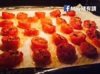 step3: 用不完的慢烤蕃茄放入密封玻璃瓶，加入去皮蒜頭數粒，以橄欖油覆蓋，放雪櫃冷藏可貯存約一個月。