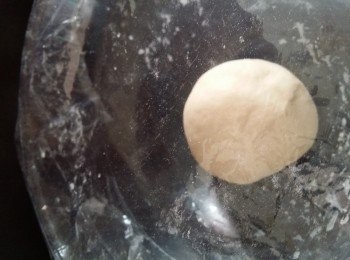 step2: 將中筋麵粉, 鹽, 酵母液和橄欖油放在大盤中, 將其餘溫水一口氣倒入, 用手混合搓揉成團, 用腕力將麵團搓揉5分鐘, 直至麵團光滑, 蓋上保鮮紙, 等它發酵30分鐘.