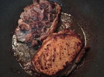 step4: 不沾鍋放少許橄欖油加熱後，鴨皮朝下中火煎到金黃上色，翻面再煎到金黃即可起鍋放在網架上,鍋裡的鴨油等ㄧ下要用來拌芋泥。