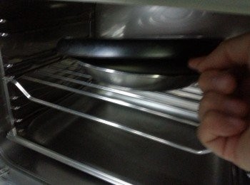 step10: 蒸碟可以用一個大碟蓋住麵糊,或用錫紙包起,蓋上蓋是防倒汗水,用大火蒸約20分鐘至熟,取出，放涼