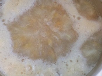 step4: 再燒滾2碗水，加入粟米湯及冬瓜粒烹煮10分鐘。