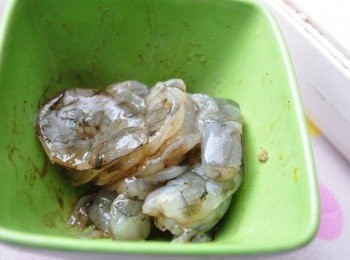 step1: 將蝦子去殼，開被挑筋後稍微沖洗，再以<span class="group_1"><span class="group_2">醃料</span>