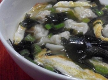 step1: 買北投捷運站旁的康是美門口的小攤子李老師高纖健康餛飩(生餛飩)，包的內餡和外面的餛飩做法不同，抓住了我的胃。先把水燒開放一個鍋子，而平底鍋煎個荷包蛋，再把蛋於切絲、芹菜洗淨，切段，備用，【澎湖野生水產的產品皆通過政府檢驗及SGS認證，讓大家吃得更安心， 更是五星級飯店主廚指定<span class="group_1">食材</span>，讓大家有實惠價格輕鬆吃到頂級<span class="group_1">食材</span>。】