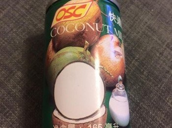 step6: 清水煲滾，將冰糖煮溶，先加入南瓜蓉拌勻，再加入南瓜粒煮滾，倒入西米和椰漿，再滾起就可熄火