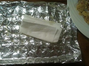 step9: 在烤盤上舖上鋁泊紙，再用餐巾紙沾苦茶油（或其他耐高溫的油品也可以）抺在鋁泊紙上。