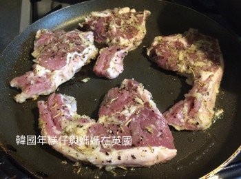 step7: 其間準備多一隻鑊用來煎羊扒，燒熱鑊放入羊扒，每邊煎兩至三分鐘即可。