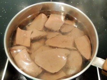 step3: 鴨血用熱水煮滾5分鐘瀝乾後備用(可去除雜質及血水)。